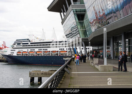 Le navire de croisière Holland America Line Volendam accosté au port de Vancouver British Columbia Canada Banque D'Images