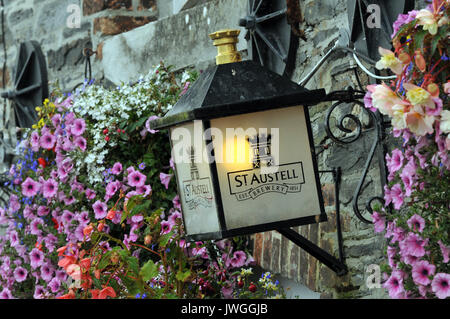 St Austell brewery pub lantern, dynamique avec des paniers de fleurs suspendus pensées. jaune bleu / blanc lobelia, rose pétunia, jaune / rouge des bégonias Banque D'Images