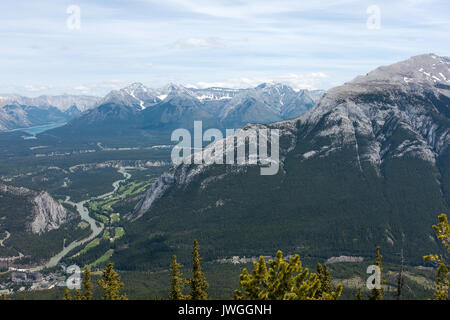 Vue aérienne de Banff depuis le haut de la Gondole dans les montagnes Rocheuses, Alberta Canada Banque D'Images