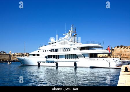 Yacht de luxe amarrés dans le port de plaisance, Mdina, Malte, l'Europe. Banque D'Images