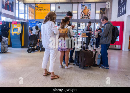 Paris, France, Groupe de touristes avec valises Gare de Bercy, Gare Banque D'Images