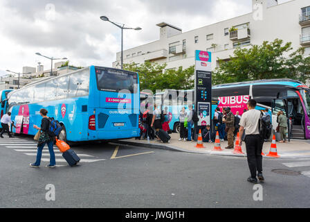 Paris, France, Street Scene, touristes voyageant à bas prix, bus discount, Ouibus, Gare de Bercy, vacances, vacances Banque D'Images