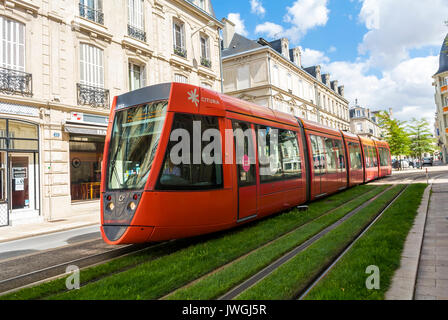 Reims, France, sur les voies de tramway Public dans la rue, les quartiers locaux Banque D'Images