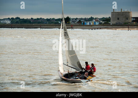 Les membres du Club de voile de Felixstowe Ferry, rivière Deben Felixstowe, Ferry, Suffolk, UK. Banque D'Images