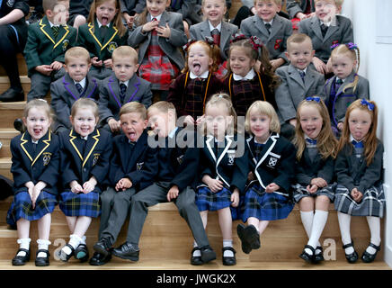 13 paires de jumeaux, (à partir du haut à gauche) Billy et Louise Dominick, Annie et Penny Donnelly, Cameron et Craig Hynes, (deuxième ligne) Tyler et Zach McAllister, Kendal et Skye McCabe, Leighton et Marcie McDevitt, (rangée du bas) Elanor et Isobel McShane, Harry et Reilly Petit, Martine et Naomi Smith et Hannah et Mealla Wright, qui commencent l'école primaire dans la zone Inverclyde cette semaine se sont réunis ensemble pour un photocall au St Patrick's Primary School à Greenock. Banque D'Images