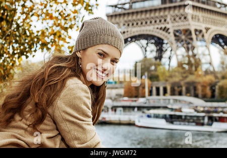 Escapades d'Automne à Paris. Portrait of smiling young woman touristique sur le quai à Paris, France