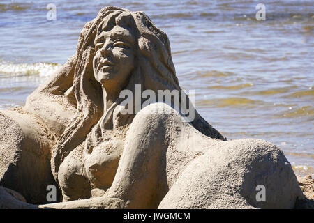 Artiste fait une sculpture de sable d'une sirène. Photographié à Jurmala, Lettonie Banque D'Images