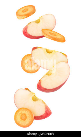 Fruits isolés dans l'air. Relevant les tranches de carotte et pomme rouge isolé sur fond blanc avec clipping path Banque D'Images