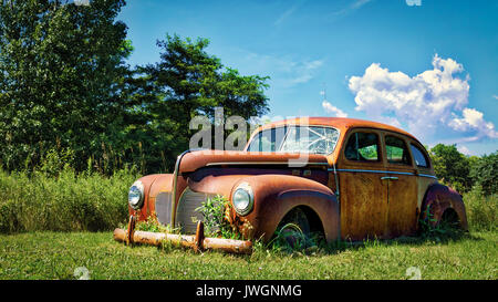 Une vieille voiture du début des années 1940, assis sur la bordure du Wisconsin. Banque D'Images