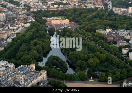 Vue aérienne générale du palais de Buckingham et ses environs, dans le centre de Londres. Banque D'Images