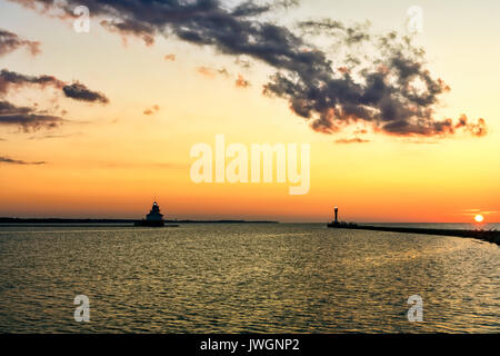 Lever du soleil sur le lac Michigan à Manitowoc (Wisconsin). Banque D'Images