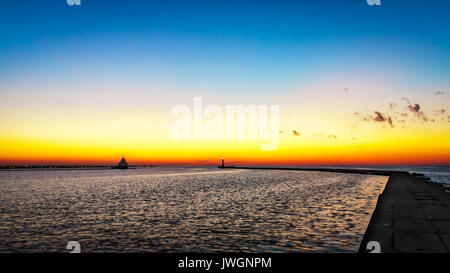 Lever du soleil sur le lac Michigan à Manitowoc (Wisconsin). Banque D'Images