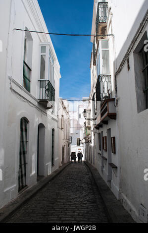 Maisons Blanches dans les ruelles de la vieille ville de Tarifa, la ville la plus au sud sur la côte de l'Espagne, en face du Détroit de Gibraltar et le Maroc Banque D'Images