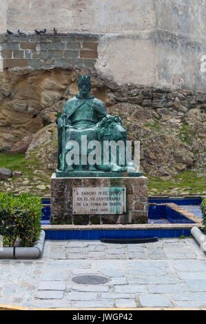 Tarifa : la statue en bronze de Sancho IV El Bravo, Sancho IV de Castille appelé le Brave, le Roi de Castille, León et de Galice, de 1284 à sa mort Banque D'Images