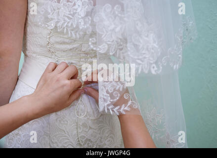 Permet de de demoiselle robe de mariage mariée dans la journée. Banque D'Images