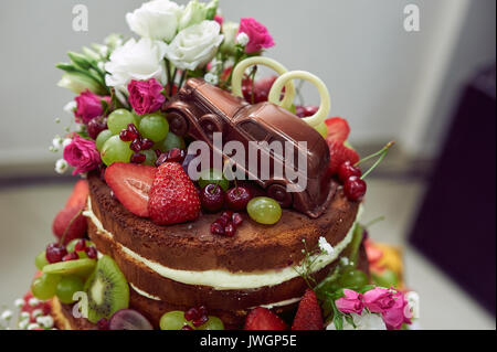 Gâteau de mariage avec une voiture au chocolat Banque D'Images