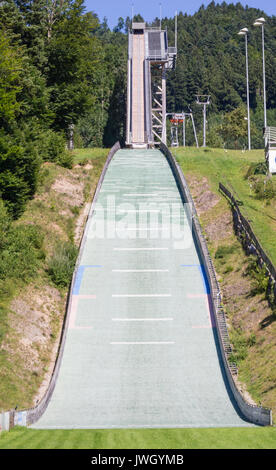 Rampe d'accès et d'une colline à l'atterrissage à ski de Suisse pendant l'été. Gazon artificiel à la zone d'atterrissage permet à des séances de formation sans neige. Banque D'Images