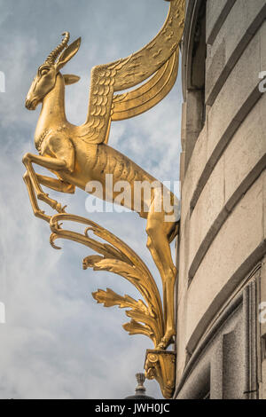 Une vie-size (Antidorcas marsupialis Springbok or) en dehors de la Commission d'Afrique du Sud à Trafalgar Square, Londres, UK Banque D'Images