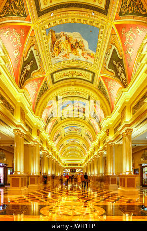 Les motifs complexes sur le plafond de l'hôtel et le Casino de Venise, Cotai, Macao. Banque D'Images