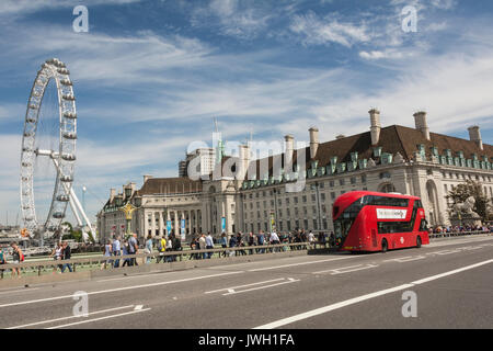 La nouvelle barrière de sécurité à l'extérieur de l'ancien County Hall sur le pont Westminster, Londres, Angleterre, Royaume-Uni Banque D'Images