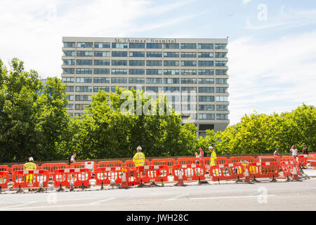 Ouvriers installant des barrières sur le pont Westminster à l'extérieur de l'hôpital St Thomas, Londres, Angleterre, Royaume-Uni Banque D'Images