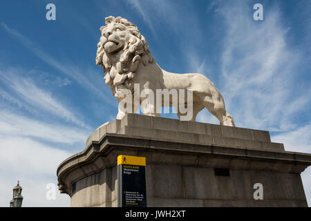 Le lion de pierre de coade de South Bank par William F. Woodington, Westminster Bridge, Londres, Angleterre, Royaume-Uni Banque D'Images