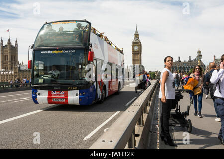 Une barrière de sécurité à l'extérieur de Big Ben et du Parlement, Westminster, London, UK Banque D'Images