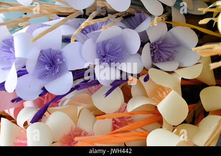 Fleurs artificielles sont des imitations de plantes naturelles, utilisés à des fins commerciales ou résidentielle décoration. Banque D'Images