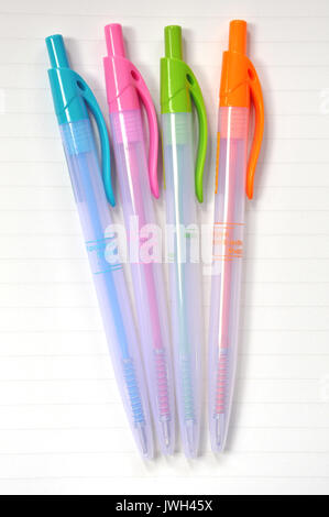 Un stylo est un appareil utilisé pour appliquer l'encre sur une surface, normalement du papier, pour écrire ou dessiner. Banque D'Images