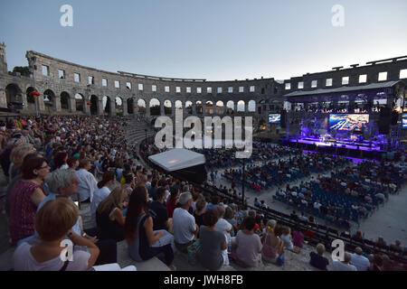 Pula. Août 11, 2017. Bande chinois Haya effectuer au cours de la route de la soie Ethno Chinois Music Festival à l'ancienne arène dans Pula, Croatie le 11 août 2017. Credit : Dusko Marusic/Xinhua/Alamy Live News Banque D'Images