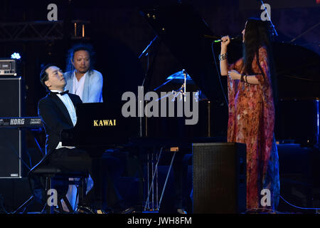 Pula. Août 11, 2017. Le pianiste chinois Wu Muye de la Haya effectue au cours de la bande Silk Road Music Festival Ethno chinois à l'ancienne arène dans Pula, Croatie le 11 août 2017. Credit : Dusko Marusic/Xinhua/Alamy Live News Banque D'Images