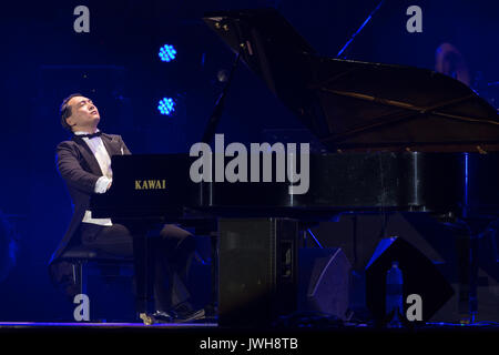 Pula, Croatie. Août 11, 2017. Wu Muye, piano soliste. Il a ouvert le concert dans l'Arène de Pula Crédit : Marco Ciccolella/Alamy Live News Banque D'Images