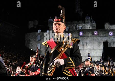 Édimbourg, Grande-Bretagne. 10 août, 2017. Une bande militaire britannique effectue au cours de la 2017 Royal Edinburgh Military Tatoo à Édimbourg, Grande-Bretagne, le 10 août 2017. Le Royal Edinburgh Military Tattoo est un événement annuel effectué par la communauté internationale, et les musiques militaires et la qualité artistique des équipes sur l'esplanade du château d'Edimbourg dans la capitale de l'Ecosse. Le premier tatouage d'Édimbourg a eu lieu en 1950. Credit : Zhang Dailei/Xinhua/Alamy Live News Banque D'Images