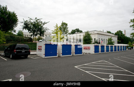 Washington, Us. Août 11, 2017. Les gousses de stockage de l'Ouest sur l'Avenue de la direction à l'extérieur de l'aile ouest de la Maison Blanche à Washington, DC comme il est en cours de rénovation pendant que le Président des Etats-Unis, Donald J. Trump est en vacances à Bedminster, New Jersey le vendredi 11 août 2017. Credit : Ron Sachs/CNP - AUCUN FIL SERVICE - Photo : Ron Sachs/consolidé Nouvelles Photos/Ron Sachs - CNP/dpa/Alamy Live News Banque D'Images