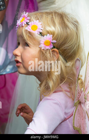 Burley, Hampshire, Royaume-Uni. 12Th Aug 2017. Nouvelle Forêt Conte de Festival. Masses de fées saupoudré de poussière de fée, descendre sur Burley pour le week-end pour un festival enchanteur magique dans le New Forest. Jeune Fille habillée en fée portant bandeau fleuri. Credit : Carolyn Jenkins/Alamy Live News Banque D'Images