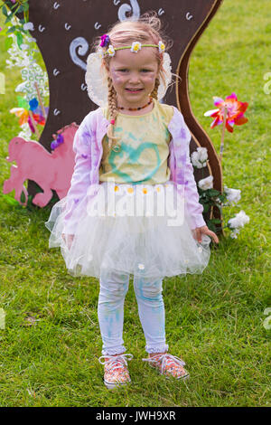 Burley, Hampshire, Royaume-Uni. 12Th Aug 2017. Nouvelle Forêt Conte de Festival. Masses de fées saupoudré de poussière de fée, descendre sur Burley pour le week-end pour un festival enchanteur magique dans le New Forest. Jeune Fille habillée en fée. Credit : Carolyn Jenkins/Alamy Live News Banque D'Images