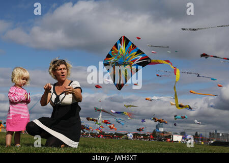 Southsea, UK. 12Th Aug 2017. Maman Melanie et Jemima pratique Jeu de cerf-volant qu'à des centaines de cerfs-volants flyat Portsmouth le Festival International de Cerf-volant, samedi 12 août 2017. Temps parfait de vents légers et ensoleillé idéal signifie cerf-volant. Le festival se poursuit dimanche. Credit : Luke MacGregor/Alamy Live News Banque D'Images