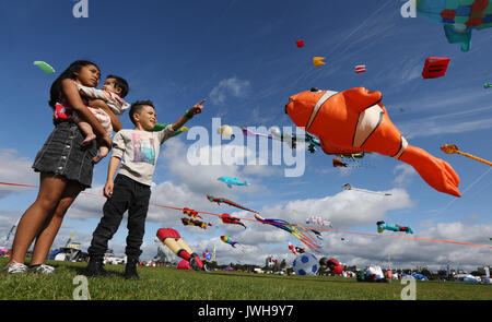 Southsea, UK. 12Th Aug 2017. Leyah, Elise et son frère Kai Wold aiment regarder les centaines de cerfs-volants volant à l'International du cerf-volant Portsmouth, samedi 12 août 2017. Temps parfait de vents légers et ensoleillé idéal signifie cerf-volant. Le festival se poursuit dimanche. Photographie : Crédit : Luke MacGregor/Alamy Live News Banque D'Images