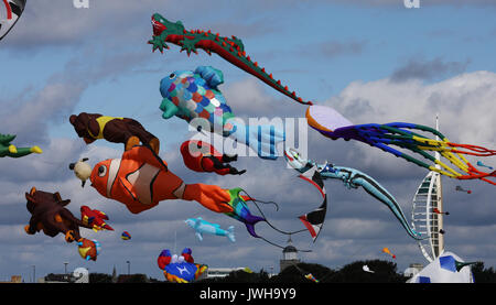 Southsea, UK. 12Th Aug 2017. La tour Spinnaker est derrière des centaines de cerfs-volants volant à l'International du cerf-volant Portsmouth, samedi 12 août 2017. Temps parfait de vents légers et ensoleillé idéal signifie cerf-volant. Le festival se poursuit dimanche. Credit : Luke MacGregor/Alamy Live News Banque D'Images