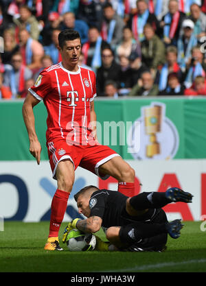 Chemnitz, Allemagne. 12Th Aug 2017. Munich's Robert Lewandowski (L) et Chemnitz's gardien Kevin Kunz rivalisent pour la balle au cours de l'Association de soccer de l'allemand (DFB) premier tour de la Coupe du match de foot entre Chemnitzer FC et FC Bayern Munich dans la Communauté4vous Arena à Chemnitz, Allemagne, 12 août 2017. (CONDITIONS D'EMBARGO - ATTENTION : La DFB interdit l'utilisation et la publication d'images séquentielles sur l'internet et autres médias en ligne pendant le match (y compris la mi-temps). Photo : afp/Alamy Live News Banque D'Images