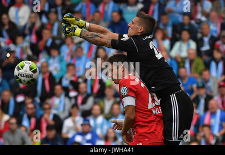 Chemnitz, Allemagne. 12Th Aug 2017. Munich, Thomas Müller (L) et Chemnitz's gardien Kevin Kunz rivalisent pour la balle au cours de l'Association de soccer de l'allemand (DFB) premier tour de la Coupe du match de foot entre Chemnitzer FC et FC Bayern Munich dans la Communauté4vous Arena à Chemnitz, Allemagne, 12 août 2017. (CONDITIONS D'EMBARGO - ATTENTION : La DFB interdit l'utilisation et la publication d'images séquentielles sur l'internet et autres médias en ligne pendant le match (y compris la mi-temps). Photo : afp/Alamy Live News Banque D'Images