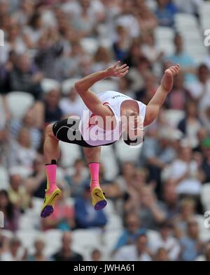 Lonodn, UK. 12 août, 2017. DominikÊDISTELBERGER (AUT) fait un saut périlleux pour célébrer dans la mens decathlon à la perche. Championnats du monde d'athlétisme de l'IAAF. Stade olympique de Londres. Queen Elizabeth Olympic Park. Stratford. Londres. UK. 12/08/2017. Credit : Sport en images/Alamy Live News Banque D'Images