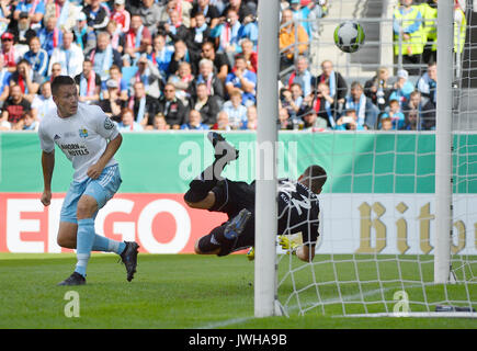 Daniel Frahn de Chemnitz et le gardien Kevin Kunz (R) ne parviennent pas à empêcher la prise de Munich un 1:0 Leader au cours de l'Association de soccer de l'allemand (DFB) premier tour de la Coupe du match de foot entre Chemnitzer FC et FC Bayern Munich dans la Communauté4vous Arena à Chemnitz, Allemagne, 12 août 2017. (CONDITIONS D'EMBARGO - ATTENTION : La DFB interdit l'utilisation et la publication d'images séquentielles sur l'internet et autres médias en ligne pendant le match (y compris la mi-temps). ATTENTION : période de blocage ! La DFB permet l'utilisation et la publication des photos pour les services mobiles (surtout MMS) Banque D'Images