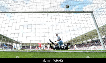 Robert Lewandowski de Munich (C, en rouge) bat le gardien de Chemnitz Kevin Kunz (en bas, en noir)de donner à ses côtés un 1:0 Leader au cours de l'Association de soccer de l'allemand (DFB) premier tour de la Coupe du match de foot entre Chemnitzer FC et FC Bayern Munich dans la Communauté4vous Arena à Chemnitz, Allemagne, 12 août 2017. (CONDITIONS D'EMBARGO - ATTENTION : La DFB interdit l'utilisation et la publication d'images séquentielles sur l'internet et autres médias en ligne pendant le match (y compris la mi-temps). ATTENTION : période de blocage ! La DFB permet l'utilisation et la publication des photos de mob Banque D'Images