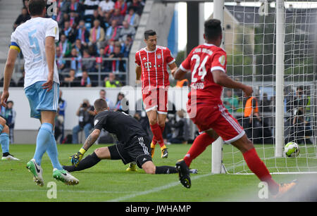 Robert Lewandowski de Munich (C, retour) la balle passé Chemnitz's gardien Kevin Kunz (C, en noir) pour donner son côté un 3:0 Leader au cours de l'Association de soccer de l'allemand (DFB) premier tour de la Coupe du match de foot entre Chemnitzer FC et FC Bayern Munich dans la Communauté4vous Arena à Chemnitz, Allemagne, 12 août 2017. (CONDITIONS D'EMBARGO - ATTENTION : La DFB interdit l'utilisation et la publication d'images séquentielles sur l'internet et autres médias en ligne pendant le match (y compris la mi-temps). ATTENTION : période de blocage ! La DFB permet l'utilisation et la publication de l'hôtel - images - photos Banque D'Images