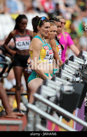 Londres, Royaume-Uni. 12-Août-17. L'Australian women's 4x400 de l'équipe Anneliese RUBIE, Ella CONNOLLY, Lauren WELLS & Morgan Mitchell après avoir exécuté dans le Women's 4 x 400m 1 à l'es Championnats du Monde 2017, Queen Elizabeth Olympic Park, Stratford, London, UK. Crédit : Simon Balson/Alamy Live News Banque D'Images