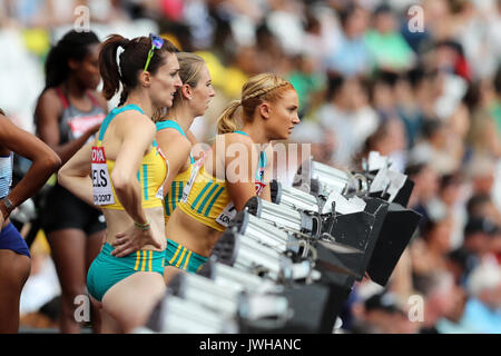 Londres, Royaume-Uni. 12-Août-17. L'Australian women's 4x400 de l'équipe Anneliese RUBIE, Ella CONNOLLY, Lauren WELLS & Morgan Mitchell après avoir exécuté dans le Women's 4 x 400m 1 à l'es Championnats du Monde 2017, Queen Elizabeth Olympic Park, Stratford, London, UK. Crédit : Simon Balson/Alamy Live News Banque D'Images