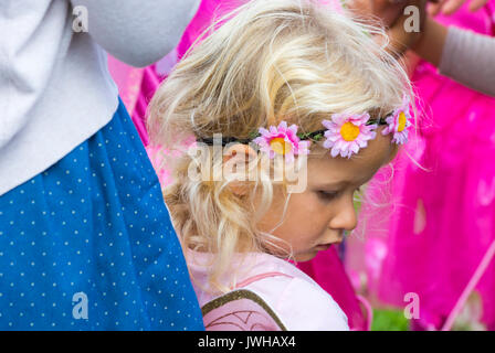 Burley, Hampshire, Royaume-Uni. 12Th Aug 2017. Nouvelle Forêt Conte de Festival. Masses de fées saupoudré de poussière de fée, descendre sur Burley pour le week-end pour un festival enchanteur magique dans le New Forest. Jeune Fille habillée en fée portant bandeau fleuri. Credit : Carolyn Jenkins/Alamy Live News Banque D'Images