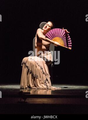 Edinburgh, Royaume-Uni. 12Th Aug 2017. Yo, Carmen réunit huit danseurs dans PagŽsÕ chorégraphie Maria flamenco. Sept musiciens Ð avec violon et violoncelle aux côtés de chanteurs et guitaristes flamenco Ð fournir un live soundtrack de BizetÕs opéra musiques familières, les chansons populaires qui les ont inspirés, et original de préhension flamenco. Yo, Carmen joue à la Edinburgh Playhouse entre 18 et 22 août, à l'Edinburgh Playhouse Credit : Riche de Dyson/Alamy Live News Banque D'Images