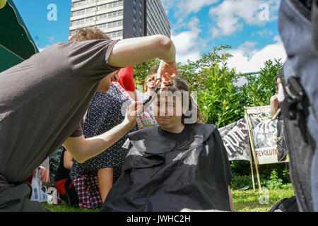 Londres, Royaume-Uni. 12Th Aug 2017. Focus E15 Mère Ferrier Point, 440 acres à Canning Town Lane, met en évidence les blocs tour dangereux avec le même bardage comme tour de Grenfell. et fin à Carpenters Estate à être démolis. Les manifestants affirment Newham Council joue un sale tour démolir le carter et kick les pauvres talents loin de là où ils nés dans la communauté d'aller de façon pour l'acheteur de l'étranger et 1 % des riches. Credit : Voir Li/Alamy Live News Banque D'Images